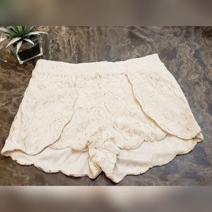 Sans Souci Lace Design Cream Shorts Size Medium